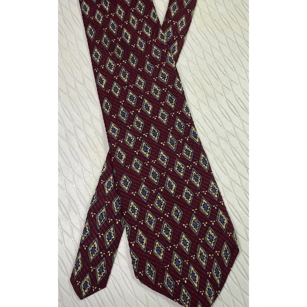 KENNETH COLE MENS TIE‎ RED W/BEIGE & BLUE 100% Silk 58